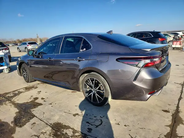 4T1G11AK0NU042603 2022 TOYOTA CAMRY - Image 2