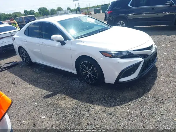 4T1G11AK0NU051768 2022 TOYOTA CAMRY - Image 1
