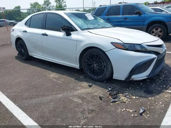 4T1G11AK0NU054329 2022 TOYOTA CAMRY - Image 1