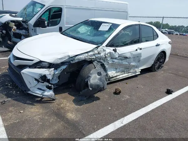 4T1G11AK0NU054329 2022 TOYOTA CAMRY - Image 2