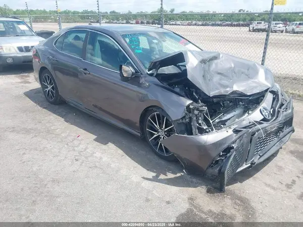 4T1G11AK0NU057778 2022 TOYOTA CAMRY - Image 1