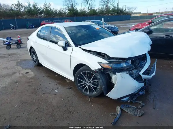 4T1G11AK0NU058106 2022 TOYOTA CAMRY - Image 1