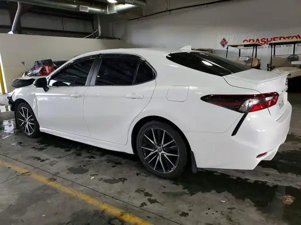 4T1G11AK0NU068084 2022 TOYOTA CAMRY - Image 2