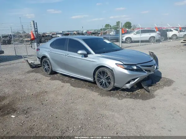 4T1G11AK0NU069140 2022 TOYOTA CAMRY - Image 1