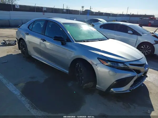 4T1G11AK0NU071423 2022 TOYOTA CAMRY - Image 1