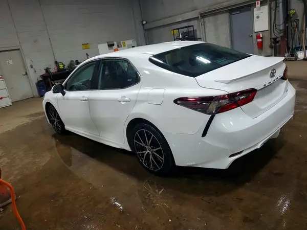 4T1G11AK0NU617752 2022 TOYOTA CAMRY - Image 2