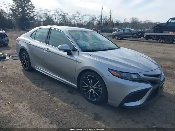 4T1G11AK0NU618433 2022 TOYOTA CAMRY - Image 1
