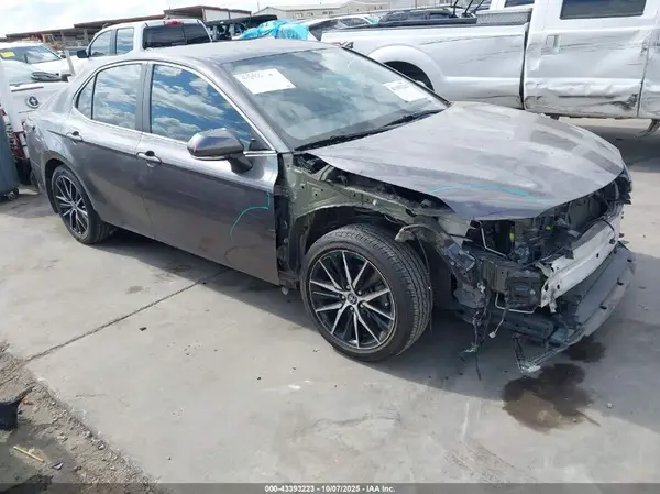 4T1G11AK0NU624085 2022 TOYOTA CAMRY - Image 1