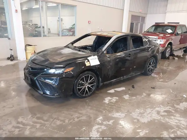4T1G11AK0NU631795 2022 TOYOTA CAMRY - Image 2