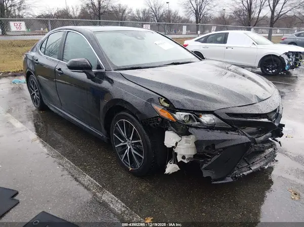 4T1G11AK0NU633837 2022 TOYOTA CAMRY - Image 1