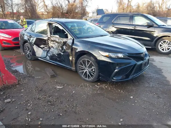 4T1G11AK0NU634938 2022 TOYOTA CAMRY - Image 1