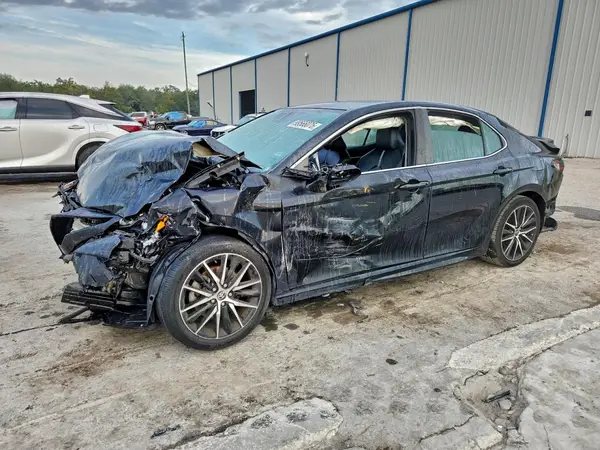 4T1G11AK0NU648676 2022 TOYOTA CAMRY - Image 1