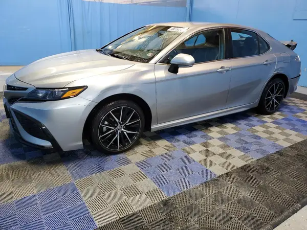 4T1G11AK0NU650315 2022 TOYOTA CAMRY - Image 1