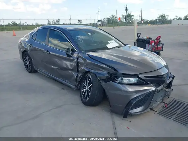 4T1G11AK0NU659998 2022 TOYOTA CAMRY - Image 1