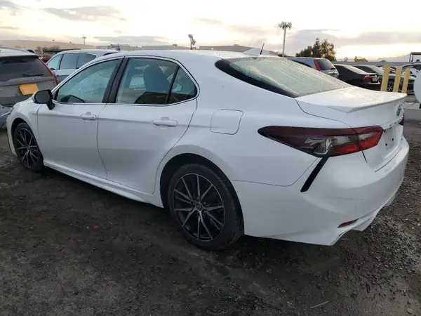 4T1G11AK0NU674677 2022 TOYOTA CAMRY - Image 2