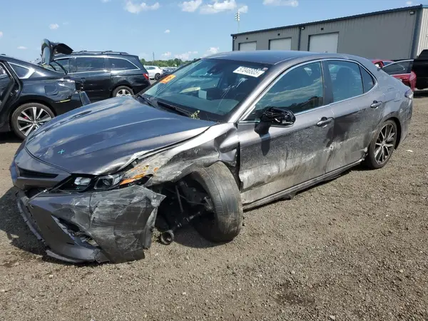 4T1G11AK0NU676915 2022 TOYOTA CAMRY - Image 1