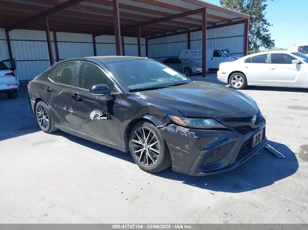 4T1G11AK0NU678437 2022 TOYOTA CAMRY - Image 1