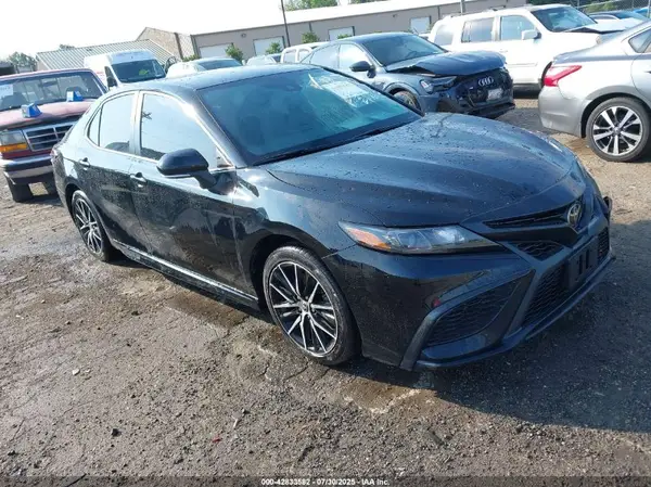 4T1G11AK0NU684724 2022 TOYOTA CAMRY - Image 1