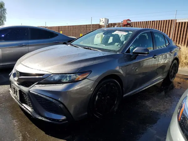 4T1G11AK0NU693083 2022 TOYOTA CAMRY - Image 1