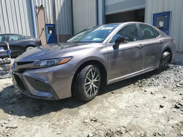 4T1G11AK0NU697943 2022 TOYOTA CAMRY - Image 1