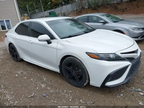 4T1G11AK0NU701232 2022 TOYOTA CAMRY - Image 1