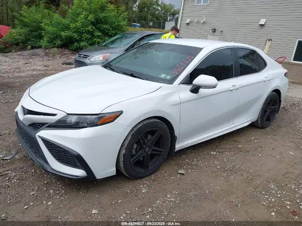 4T1G11AK0NU701232 2022 TOYOTA CAMRY - Image 2