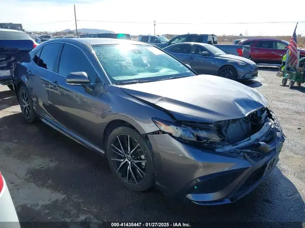 4T1G11AK0NU703174 2022 TOYOTA CAMRY - Image 1