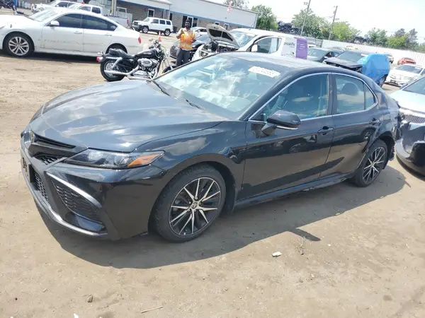4T1G11AK0NU708925 2022 TOYOTA CAMRY - Image 1