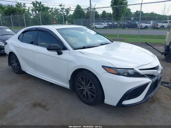 4T1G11AK0NU709413 2022 TOYOTA CAMRY - Image 1