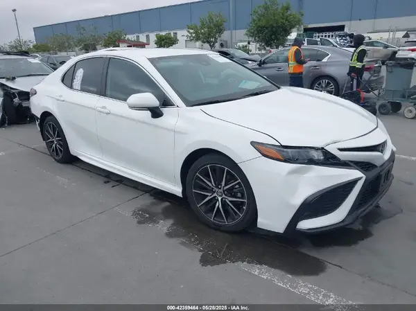 4T1G11AK0NU715065 2022 TOYOTA CAMRY - Image 1