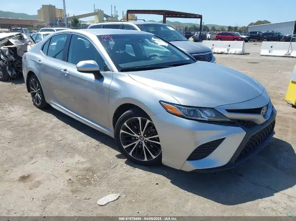 4T1G11AK1LU944934 2020 TOYOTA CAMRY - Image 1