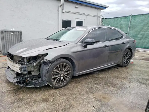 4T1G11AK1MU404078 2021 TOYOTA CAMRY - Image 1