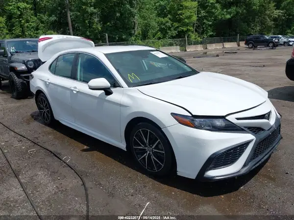 4T1G11AK1MU421558 2021 TOYOTA CAMRY - Image 1