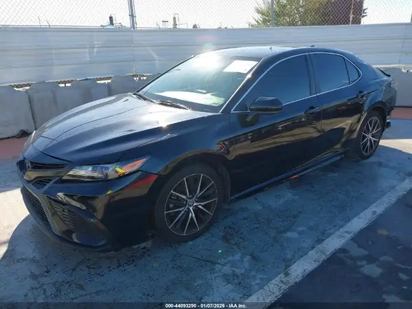 4T1G11AK1MU427165 2021 TOYOTA CAMRY - Image 2