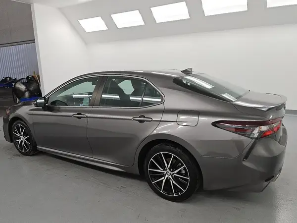 4T1G11AK1MU447304 2021 TOYOTA CAMRY - Image 2