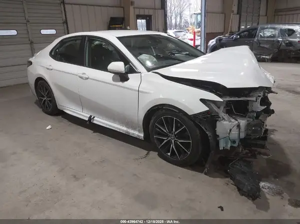 4T1G11AK1MU467911 2021 TOYOTA CAMRY - Image 1
