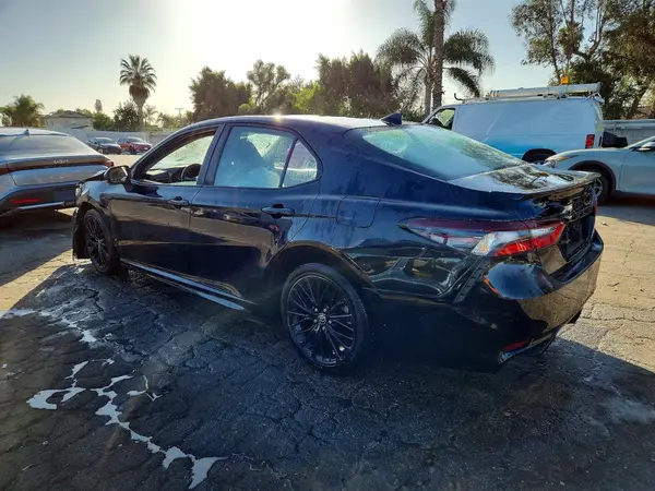 4T1G11AK1MU496390 2021 TOYOTA CAMRY - Image 2