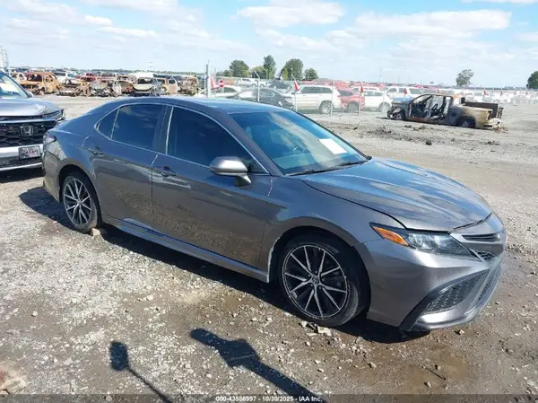4T1G11AK1MU522387 2021 TOYOTA CAMRY - Image 1