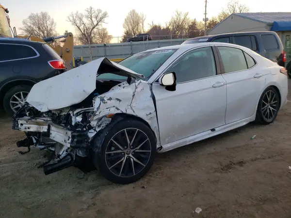 4T1G11AK1MU523846 2021 TOYOTA CAMRY - Image 1