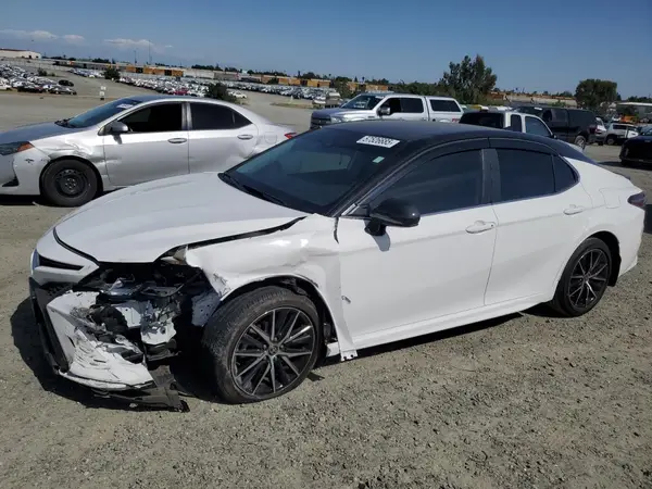 4T1G11AK1MU526780 2021 TOYOTA CAMRY - Image 1