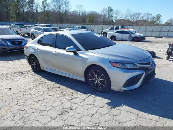 4T1G11AK1MU529646 2021 TOYOTA CAMRY - Image 1
