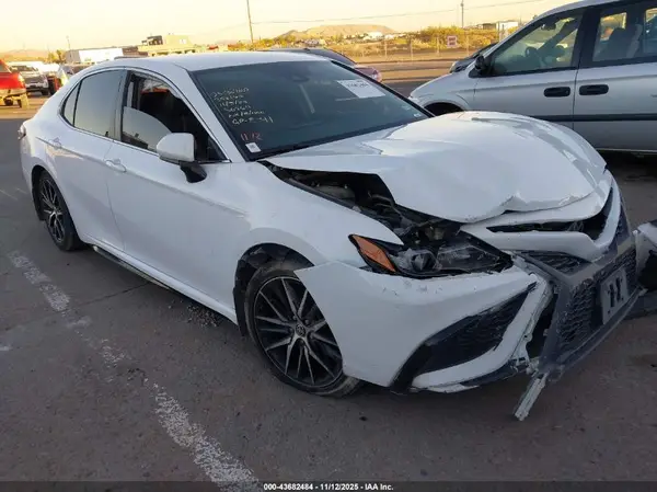 4T1G11AK1MU536290 2021 TOYOTA CAMRY - Image 1