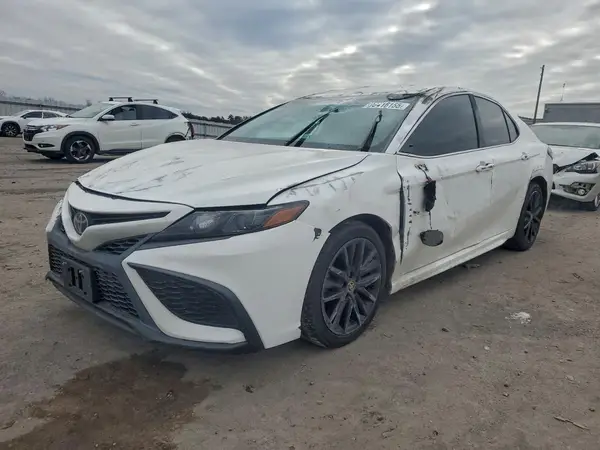 4T1G11AK1MU552523 2021 TOYOTA CAMRY - Image 1