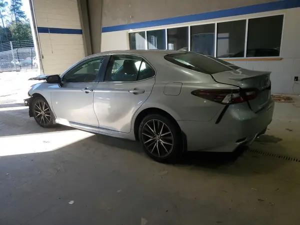 4T1G11AK1MU555101 2021 TOYOTA CAMRY - Image 2