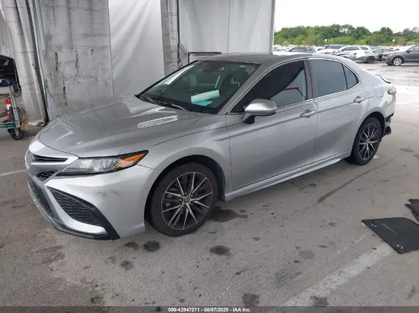 4T1G11AK1MU555647 2021 TOYOTA CAMRY - Image 2