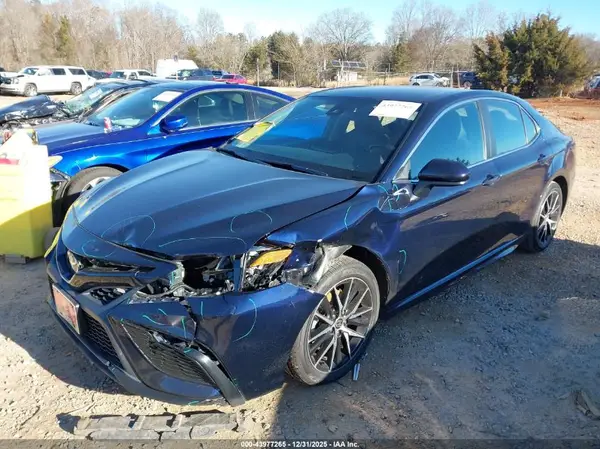4T1G11AK1MU558015 2021 TOYOTA CAMRY - Image 2