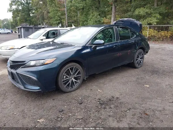 4T1G11AK1MU559391 2021 TOYOTA CAMRY - Image 2