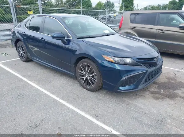 4T1G11AK1MU560783 2021 TOYOTA CAMRY - Image 1