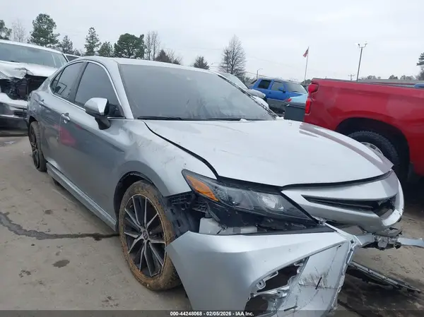4T1G11AK1MU563179 2021 TOYOTA CAMRY - Image 1