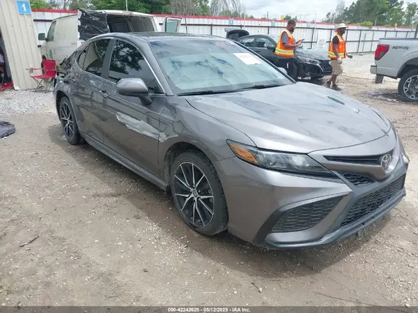 4T1G11AK1MU570911 2021 TOYOTA CAMRY - Image 1